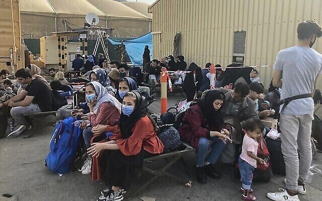 Des gens attendent d'être évacués d'Afghanistan à l'aéroport de Kaboul le 18 août 2021. (AFP) Des gens attendent d'être évacués d'Afghanistan à l'aéroport de Kaboul le 18 août 2021. (AFP)