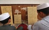 Une photo montre le 11 août 2021 la mosquée soufie de la ville côtière de Tripoli, Zliten, à 150 kilomètres à l'est de la capitale libyenne, qui est alwo a zawiya -- un terme arabe pour un institut soufi offrant une éducation religieuse et un logement gratuit aux voyageurs -- comprend également un internat et une université. - Malgré la longue histoire du soufisme à travers l'Afrique du Nord, le plongeon de la Libye dans le chaos après l'éviction du dictateur Moamer Kadhafi lors d'une révolte en 2011 a laissé le champ libre aux milices. Parmi elles, des islamistes purs et durs, profondément hostiles aux "hérétiques" soufis et à leurs cérémonies nocturnes mystiques visant à se rapprocher du divin. Pendant ce temps, les adeptes de la tradition mystique musulmane s'efforcent de rénover et de préserver leur patrimoine. (Photo de Mahmud TURKIA / AFP)