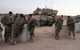 Des soldats israéliens près de la frontière avec Gaza, près de Sdérot, le 24 août 2021. (Crédit : Menahem KAHANA / AFP)
