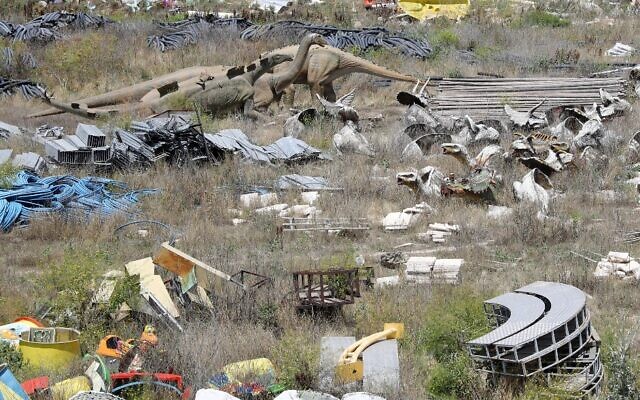 Cette photo montre des jouets en forme de dinosaures à l'extérieur du parc à thème abandonné "Wonderland Eurasia", près de la capitale turque, Ankara, le 5 juillet 2021. (Crédit : Adem ALTAN / AFP) Cette photo montre des jouets en forme de dinosaures à l'extérieur du parc à thème abandonné "Wonderland Eurasia", près de la capitale turque, Ankara, le 5 juillet 2021. (Crédit : Adem ALTAN / AFP)
