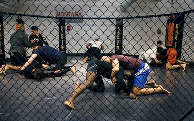 Photo d'illustration : Une séance d'arts martiaux mixtes (MMA) à Paris, le 2 mai 2016. (Crédit : Francois Guillot/AFP)