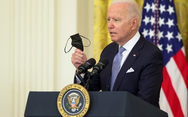 Le président américain Joe Biden avec un masque à la main lors d'un discours prononcé à la Maison Blanche, le 29 juillet 2021. (Crédit : Anna Moneymaker / GETTY IMAGES NORTH AMERICA / Getty Images via AFP)