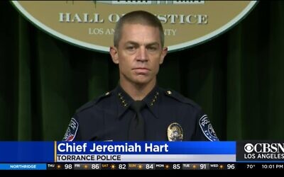 Jeremiah Hart, chef de la police de Torrance, lors d'une conférence de presse à Torrance, en Californie, le 20 août 2021. (Crédit : CBS2/screenshot)