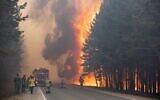 Des pompiers sur les lieux d'un incendie de forêt près du village d'Andreyevsky à l'extérieur de Tioumen, dans l'ouest de la Sibérie, en Russie, le 16 juin 2021. Les feux de forêt en Sibérie libèrent des quantités record de gaz à effet de serre, selon les scientifiques, contribuant au réchauffement climatique. Chaque année, des milliers d'incendies de forêt engloutissent de vastes étendues de la Russie, détruisant les forêts et enveloppant de vastes territoires d'une fumée âcre. Cet été, des incendies particulièrement massifs ont éclaté en Yakoutie, dans le nord-est de la Sibérie, suite à des températures sans précédent. (Crédit : AP Photo/Maksim Slutsky)