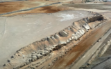 Vue d'un bassin de boues toxiques près de l'usine d'extraction de phosphate de Zin dans le désert du Néguev, le 11 août 2021. (Capture d'écran/Kan)