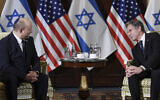 Le secrétaire d'État Antony Blinken rencontre le Premier ministre Naftali Bennett à l'hôtel Willard à Washington, le 25 août 2021. (Crédit : Olivier Douliery/Pool via AP)