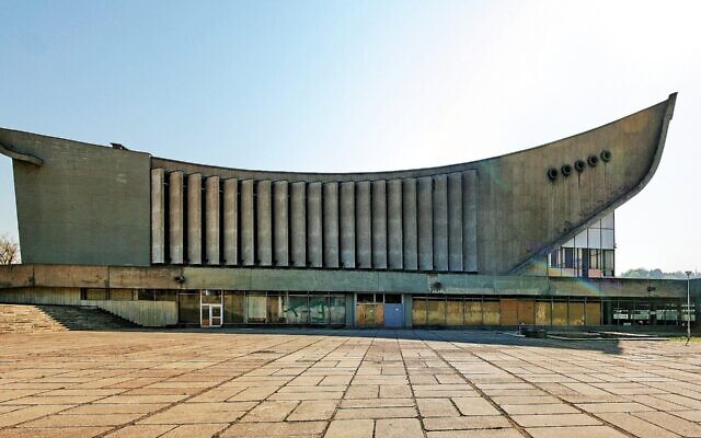 L'ancien palais de la culture et des sports construit sur un ancien cimetière juif à Vilnius, en Lituanie. (Crédit : Wikimedia Commons)