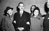 De gauche à droite, Harry McCabe, Marshall adjoint, Julius Rosenberg et sa femme, Ethel Rosenberg, et Anthony H. Pavone, Marshall adjoint, à New York, le 8 mars 1951. (Crédit : AP)