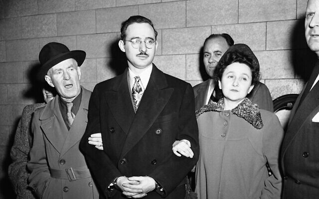 De gauche à droite, Harry McCabe, Marshall adjoint, Julius Rosenberg et sa femme, Ethel Rosenberg, et Anthony H. Pavone, Marshall adjoint, à New York, le 8 mars 1951. (Crédit : AP)