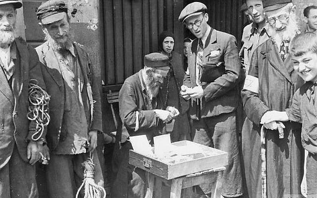 Illustration : Un vendeur de brassards dans le ghetto de Varsovie, créé par les nazis, qui a existé de 1940 à l'été 1943. (Domaine public) Illustration : Un vendeur de brassards dans le ghetto de Varsovie, créé par les nazis, qui a existé de 1940 à l'été 1943. (Domaine public)