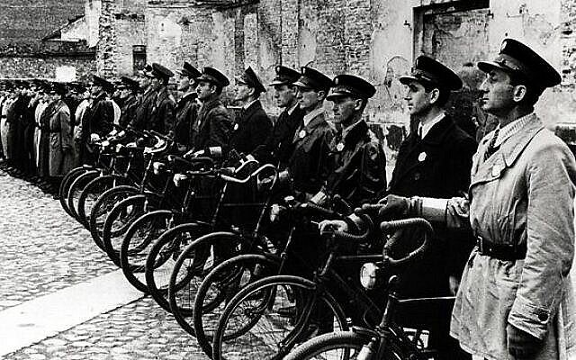 Illustration : Dans le ghetto de Varsovie, en Pologne occupée pendant la Seconde Guerre mondiale, les autorités nazies ont nommé une force de police juive pour maintenir l'ordre et exécuter leurs ordres. (Domaine public) Illustration : Dans le ghetto de Varsovie, en Pologne occupée pendant la Seconde Guerre mondiale, les autorités nazies ont nommé une force de police juive pour maintenir l'ordre et exécuter leurs ordres. (Domaine public)