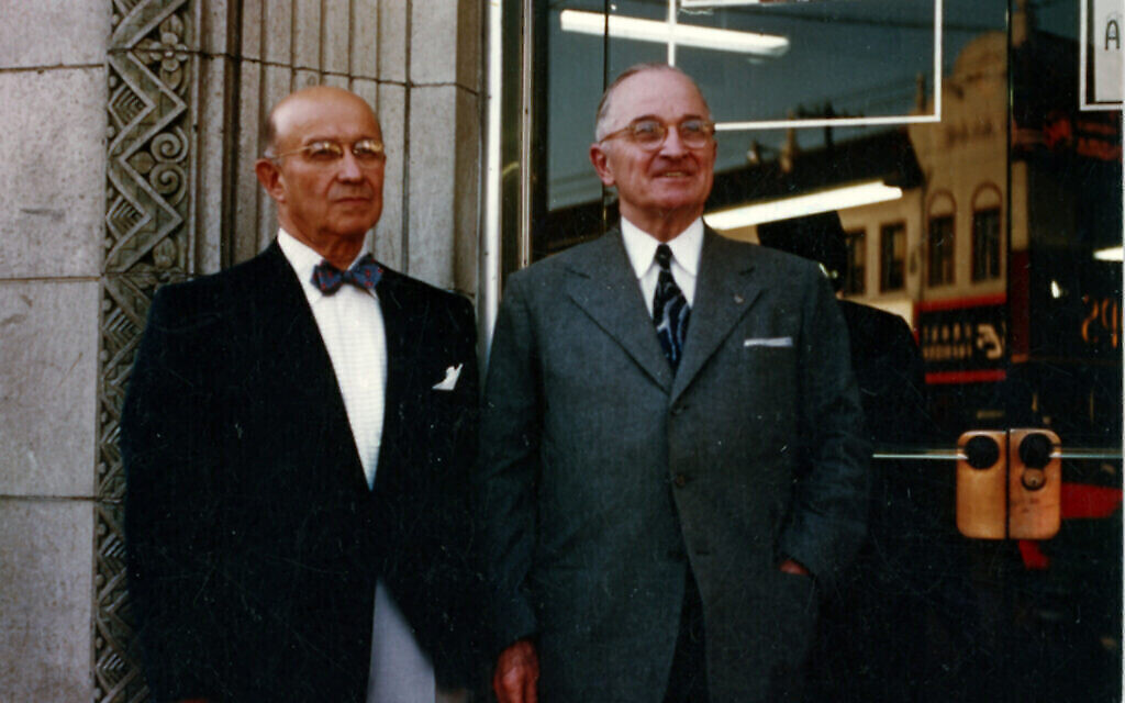 Eddie Jacobson, à gauche, avec l'ancien président américain Harry S. Truman. (Autorisation : Archives nationales)
