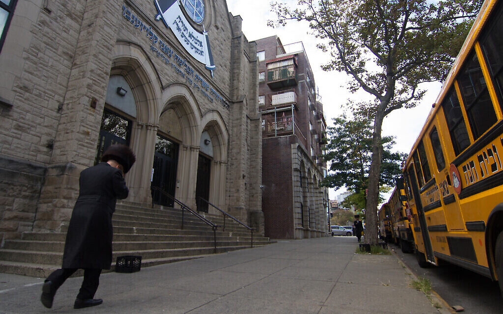 Un homme passe devant une yeshiva orthodoxe à Brooklyn, le 29 septembre 2020. (Daniel Moritz-Rabson / via JTA) Un homme passe devant une yeshiva orthodoxe à Brooklyn, le 29 septembre 2020. (Daniel Moritz-Rabson / via JTA)