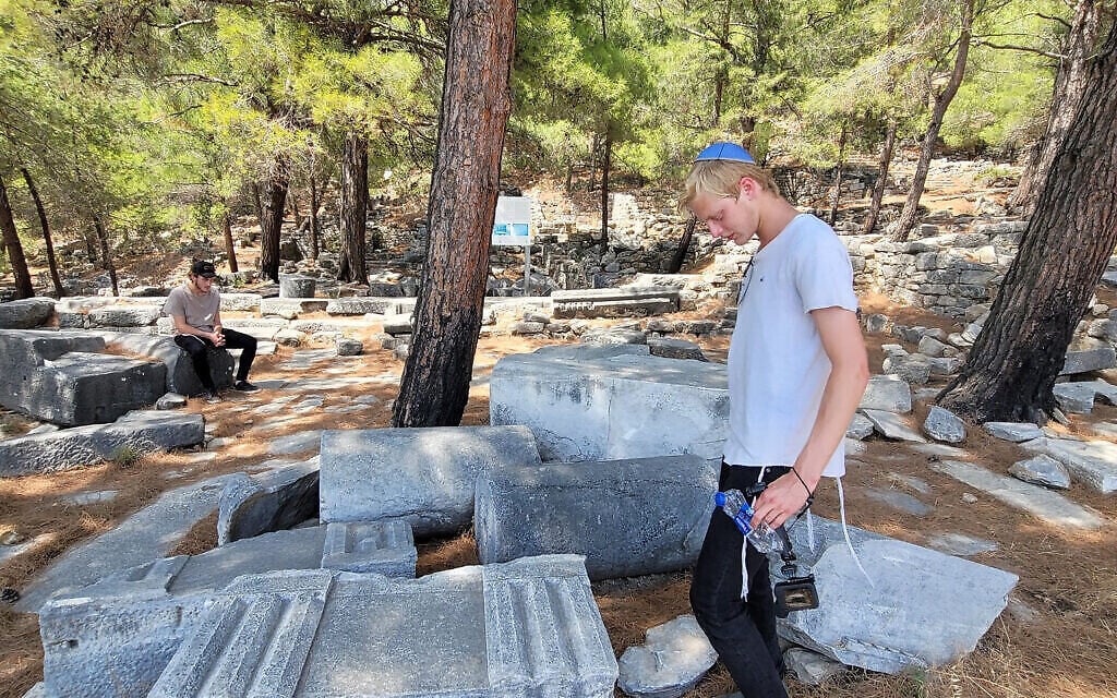 Chaim Chitrik, à gauche, et son ami Eliezer inspectent les ruines de la synagogue de  Priene, en Turquie, le 1er août 2021. (Crédit : Mendy Chitrik/via JTA)