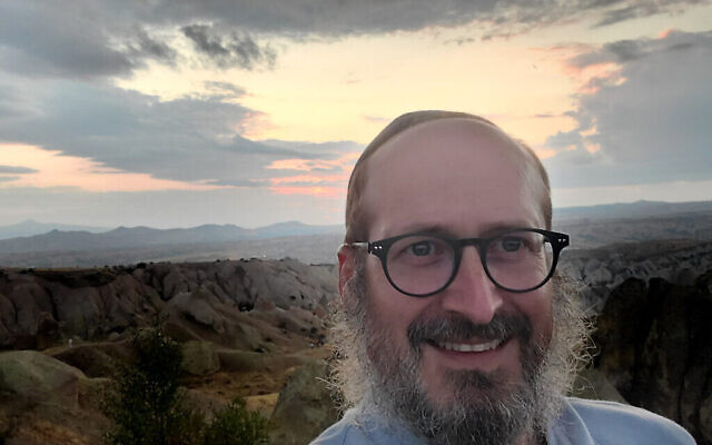 Le rabbin Mendy Chitrik prend un selfie au crépuscule, en Turquie, le 9 août 2021. (Autorisation :  Chitrik/via JTA)