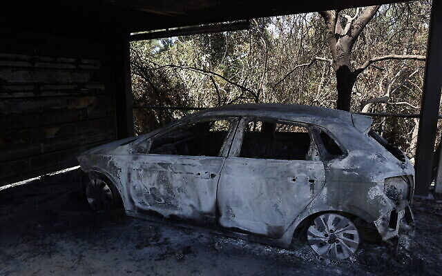 Une voiture brûlée à la suite d'un incendie majeur près de Beit Meir, le 16 août 2021. (Crédit : Yonatan Sindel/Flash90)