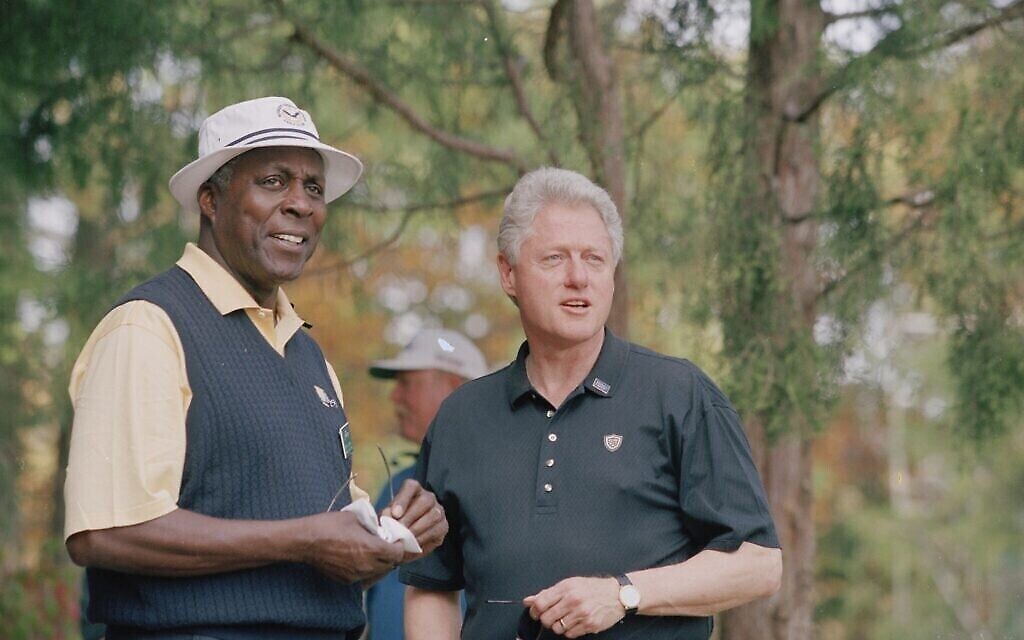 Le président Bill Clinton et son ami proche  Vernon Jordan à la Presidents Cup, au Robert Trent Jones Golf Club de Gainesville, en Virginie, aux États-Unis, au mois d'octobre 2000. (Crédit : image d'archive via Getty Images)