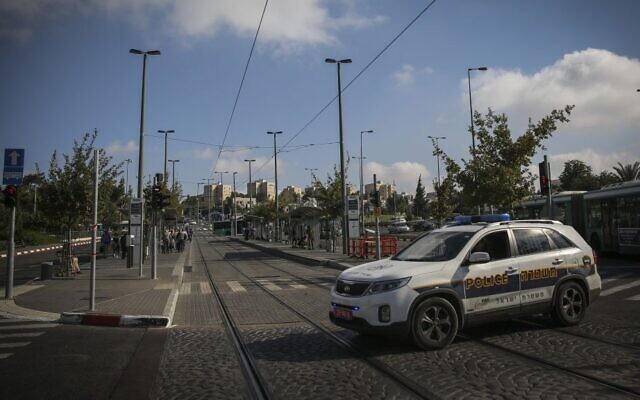 Illustration : La sécurité et la police sont vues à la station de métro Chemin de fer léger Ammunition Hill à Jérusalem, le 23 octobre 2014. (Crédit : Hadas Parush/Flash90)
