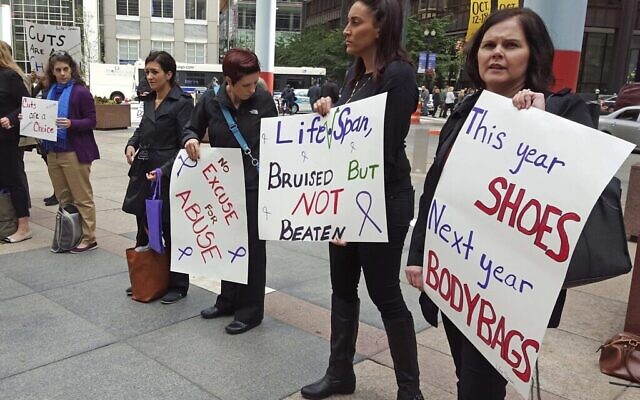 Photo d'illustration : Une manifestation contre les violences faites aux femmes dans le centre-ville de Chicago, le 1er octobre 2015. (Crédit : AP Photo/Sophia Tareen, File)