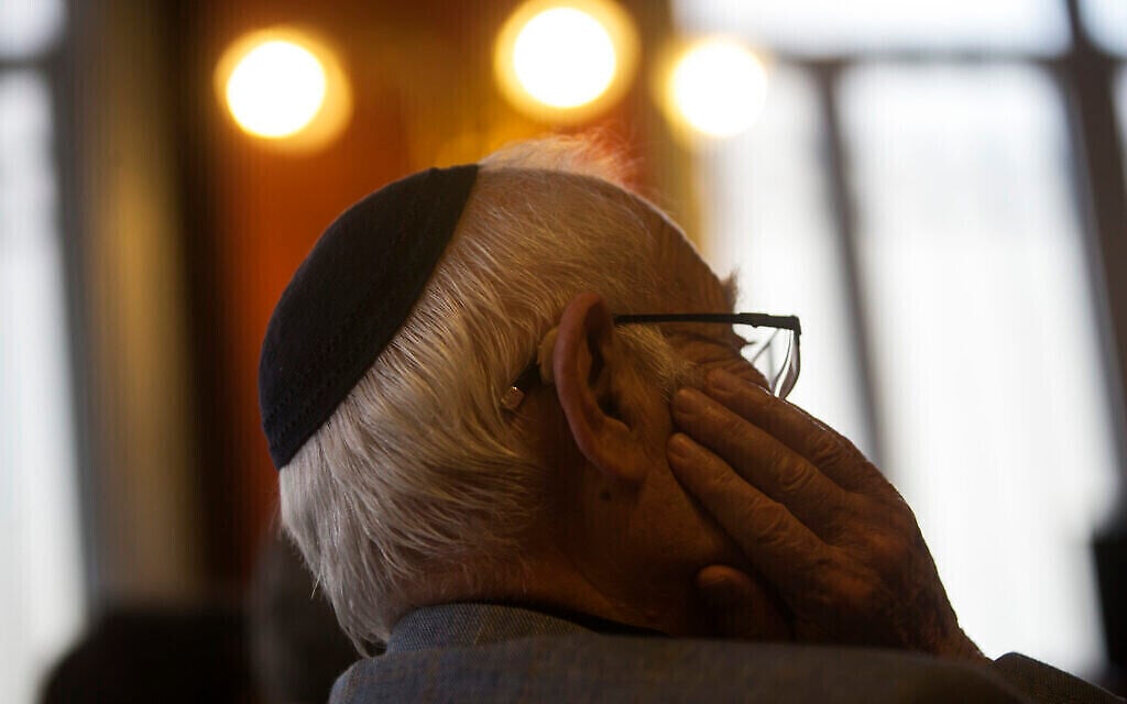 Un homme portant une kippa écoute une conférence de presse à l'Académie royale espagnole de Madrid, le 20 février 2018. (AP Photo / Francisco Seco)