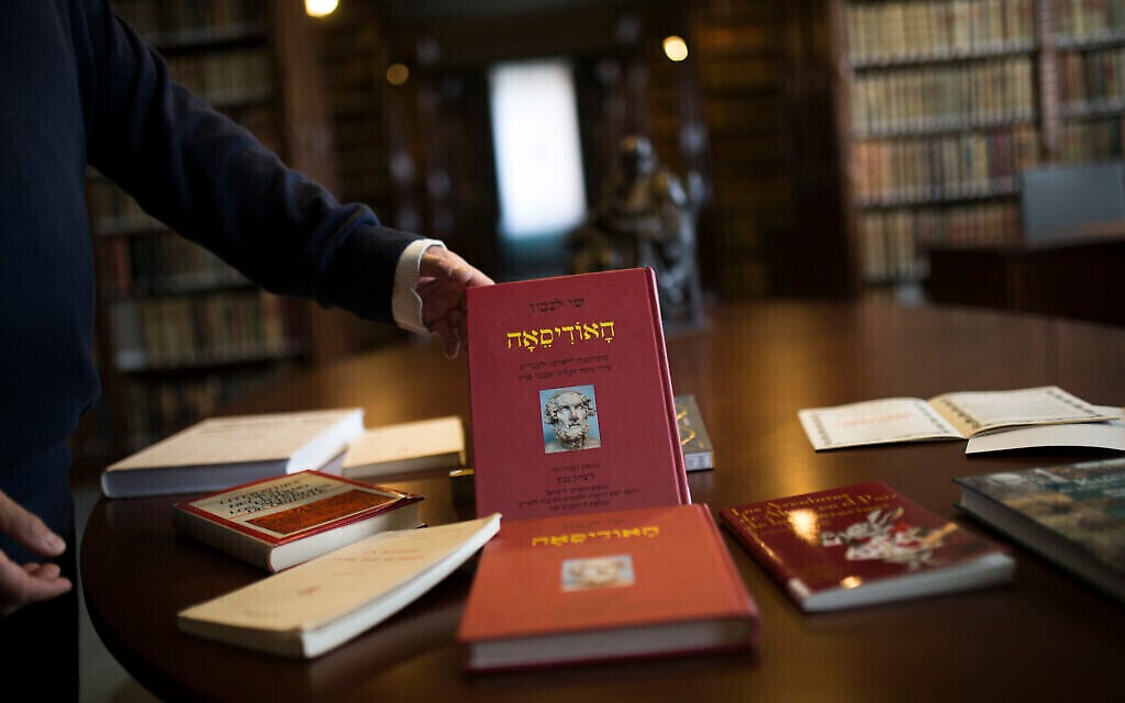 Des livres écrits en Ladino, ou sur la langue ladino ou judéo-espagnole, sont mis en place pour une photographie à la bibliothèque de l'Académie royale espagnole à Madrid, le 20 février 2018. (AP Photo / Francisco Seco)