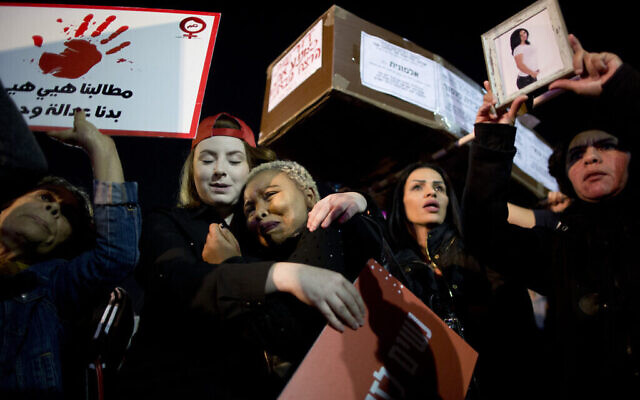Photo d'illustration : Une manifestation contre les violences faites aux femmes à Tel Aviv, le 4 décembre 2018. (Crédit : AP Photo/Oded Balilty)