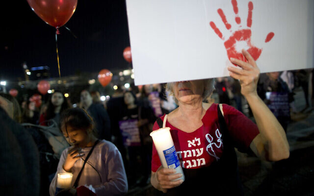 Photo d'illustration : Une manifestation contre les violences faites aux femmes à Tel Aviv, le 4 décembre 2021. (Crédit : AP Photo/Oded Balilty)