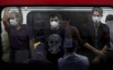 Photo d'illustration : Des Iraniens portent le masque dans le cadre de la lutte contre le coronavirus à l'intérieur d'un train à Téhéran, en Iran, le 8 juillet 2020. (Crédit : AP Photo/Ebrahim Noroozi)