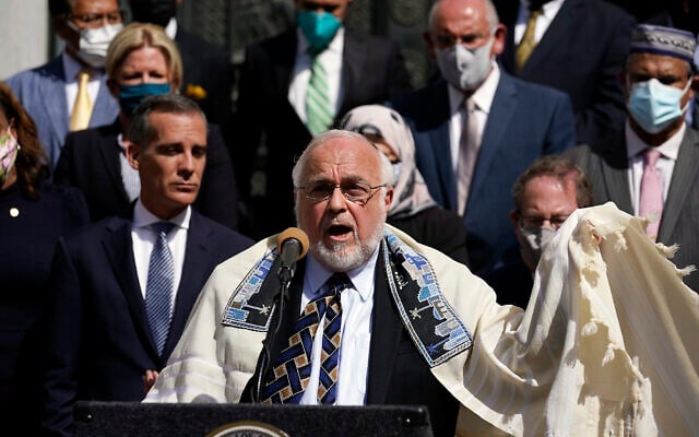 Le rabbin Abraham Cooper du Centre Simon Wiesenthal, au centre, s'exprime devant des responsables confessionnels aux abords de la mairie de Los Angeles, le 20 mai 2021. (Crédit : AP Photo/Marcio Jose Sanchez) Le rabbin Abraham Cooper du Centre Simon Wiesenthal, au centre, s'exprime devant des responsables confessionnels aux abords de la mairie de Los Angeles, le 20 mai 2021. (Crédit : AP Photo/Marcio Jose Sanchez)