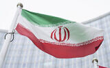 Le drapeau iranien devant le siège de l'Agence internationale de l'énergie atomique à Vienne, en Autriche, le 24 mai 2021. (Crédit : Florian Schroetter/AP)