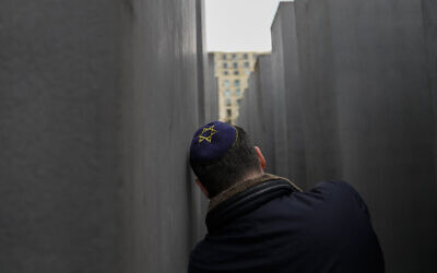 Un homme au Mémorial de la Shoah à Berlin, en Allemagne, le 27 mai 2021. (Crédit : AP Photo/Markus Schreiber)