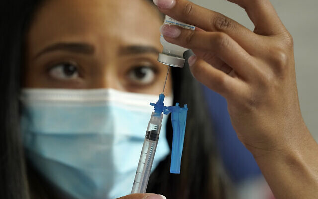 Une infirmière prépare un vaccin Moderna contre la COVID-19 dans une clinique de vaccination au Gillette Stadium de Foxborough, dans le Massachusetts, le 19 mai 2021. (Crédit : AP Photo/Steven Senne) Une infirmière prépare un vaccin Moderna contre la COVID-19 dans une clinique de vaccination au Gillette Stadium de Foxborough, dans le Massachusetts, le 19 mai 2021. (Crédit : AP Photo/Steven Senne)