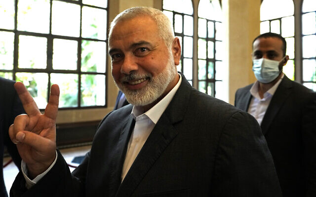 Ismail Haniyeh, leader du groupe terroriste du Hamas, fait le V de la victoire aux journalistes avant sa rencontre le président du parlement libanais Nabih Berri, à Beyrouth, au Liban, le 28 juin 2021. (Crédit : AP Photo/Hassan Ammar) Ismail Haniyeh, leader du groupe terroriste du Hamas, fait le V de la victoire aux journalistes avant sa rencontre le président du parlement libanais Nabih Berri, à Beyrouth, au Liban, le 28 juin 2021. (Crédit : AP Photo/Hassan Ammar)