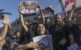 Maryam Banat, 67 ans, la mère de l'activiste Nizar Banat, critique de l'Autorité palestinienne, brandit sa photo pendant un rassemblement dénonçant sa mort entre les mains des services de sécurité de l'AP à Ramallah, en Cisjordanie, le 3 juillet 2021. (Crédit : AP Photo/Nasser Nasser)