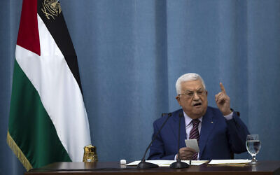 Le président de l'Autorité palestinienne Mahmoud Abbas prend la parole lors d'une réunion du comité exécutif de l'OLP et du comité central du Fatah au siège de l'Autorité palestinienne, dans la ville de Ramallah, en Cisjordanie, le 12 mai 2021. (Crédit : AP Photo/Majdi Mohammed)