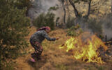 Une femme tente d'arrêter un incendie de forêt en progression dans le village de Kacarlar près de la ville côtière méditerranéenne de Manavgat, Antalya, Turquie, le samedi 31 juillet 2021. (Crédit : AP)