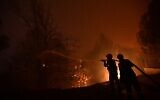Des pompiers tentent d'éteindre un feu de forêt dans la région d'Afidnes, au nord d'Athènes, en Grèce, le jeudi 5 août 2021. (Crédit : AP/Michael Varaklas)