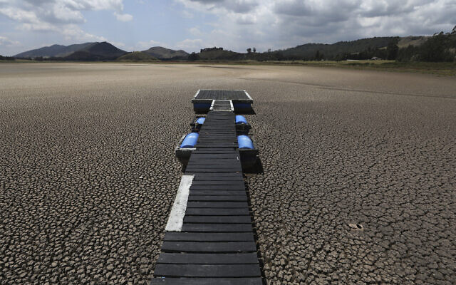 FILE - Un pont flottant sur le lagon Suesca à sec, à Suesca, en Colombie. (Crédit : AP Photo/Fernando Vergara, File)