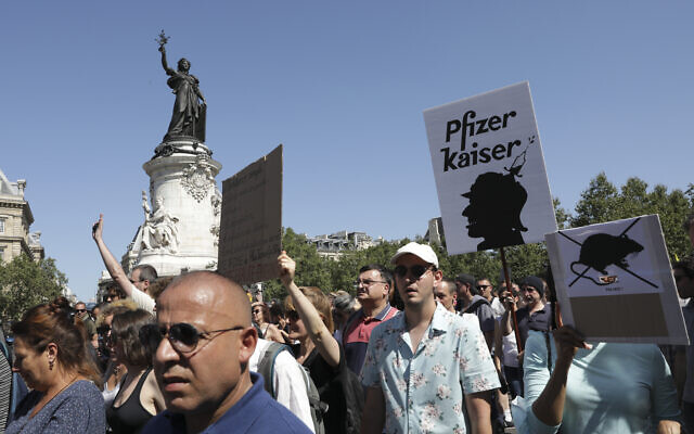 Photo d'illustration : Des manifestants défilent sur la Place de la République lors d'une manifestation anti-pass sanitaire à Paris, le samedi 14 août 2021. (Crédit : AP Photo/Adrienne Surprenant) Photo d'illustration : Des manifestants défilent sur la Place de la République lors d'une manifestation anti-pass sanitaire à Paris, le samedi 14 août 2021. (Crédit : AP Photo/Adrienne Surprenant)