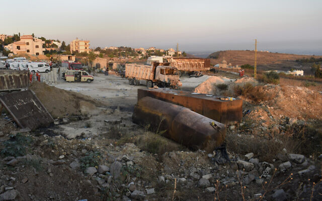 Des secouristes et des soldats libanais se rassemblent sur les lieux où un camion-citerne a explosé, dans le village de Tleil, au nord du Liban, dimanche 15 août 2021. (Crédit : AP)