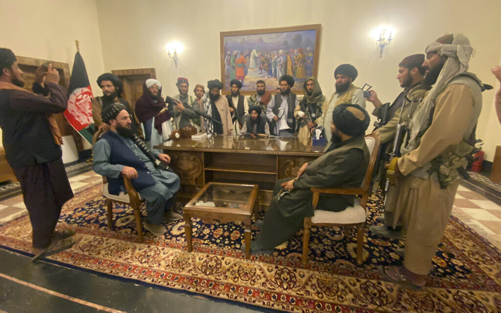 Des combattants talibans prennent le contrôle du palais présidentiel afghan après la fuite du président afghan Ashraf Ghani à Kaboul, en Afghanistan, le dimanche 15 août 2021. (Crédit : AP Photo / Zabi Karimi)