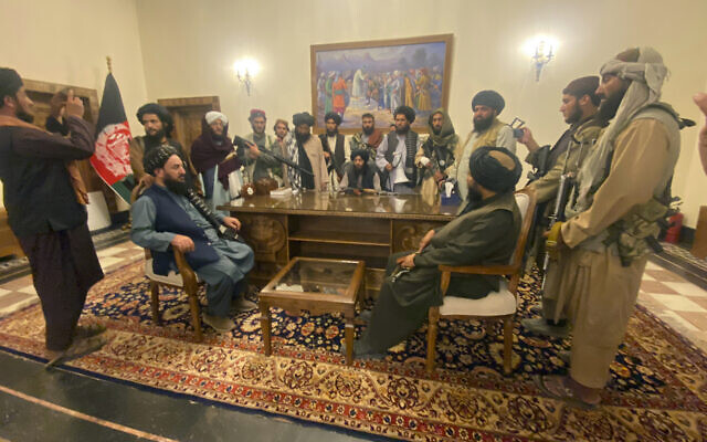Des combattants talibans prennent le contrôle du palais présidentiel afghan après la fuite du président afghan Ashraf Ghani à Kaboul, en Afghanistan, le dimanche 15 août 2021. (Crédit : AP Photo / Zabi Karimi) Des combattants talibans prennent le contrôle du palais présidentiel afghan après la fuite du président afghan Ashraf Ghani à Kaboul, en Afghanistan, le dimanche 15 août 2021. (Crédit : AP Photo / Zabi Karimi)