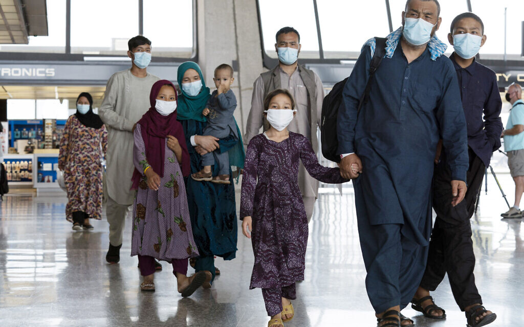 Des familles évacuées de Kaboul, en Afghanistan, traversent le terminal avant de rejoindre un bus à leur arrivée à l'aéroport international Washington Dulles de Chantilly, en Virginie, le 23 août 2021. (Crédit : AP Photo/Jose Luis Magana) Des familles évacuées de Kaboul, en Afghanistan, traversent le terminal avant de rejoindre un bus à leur arrivée à l'aéroport international Washington Dulles de Chantilly, en Virginie, le 23 août 2021. (Crédit : AP Photo/Jose Luis Magana)