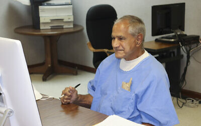 Sur cette image fournie par le California Department of Corrections and Rehabilitation, Sirhan Sirhan arrive pour une audience de libération conditionnelle, le vendredi 27 août 2021, à San Diego. Sirhan Sirhan doit faire face à sa 16e audience de libération conditionnelle vendredi pour avoir tiré sur le sénateur américain Robert F. Kennedy en 1968. (Crédit : Département californien des services correctionnels et de la réinsertion via AP)