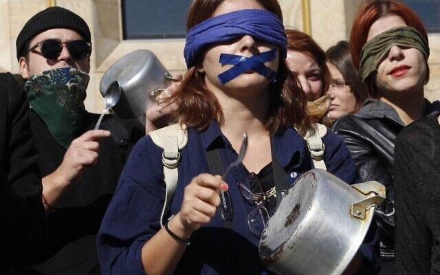Photo d'illustration : Des manifestantes frappent sur des casseroles lors d'un mouvement de protestation contre les violences conjugales à Tbilisi, en Géorgie, le 21 octobre 2014. (Crédit : AP Photo/Shakh Aivazov)
