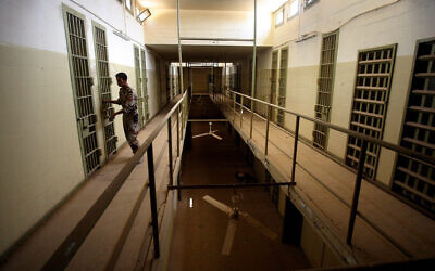 Photo d'illustration - un soldat irakien ferme la porte d'une cellule de la prison d'Abu Ghraib, aux abords de Bagdad, le 2 septembre 2006. (Crédit :  AP Photo/Khalid Mohammed, File)