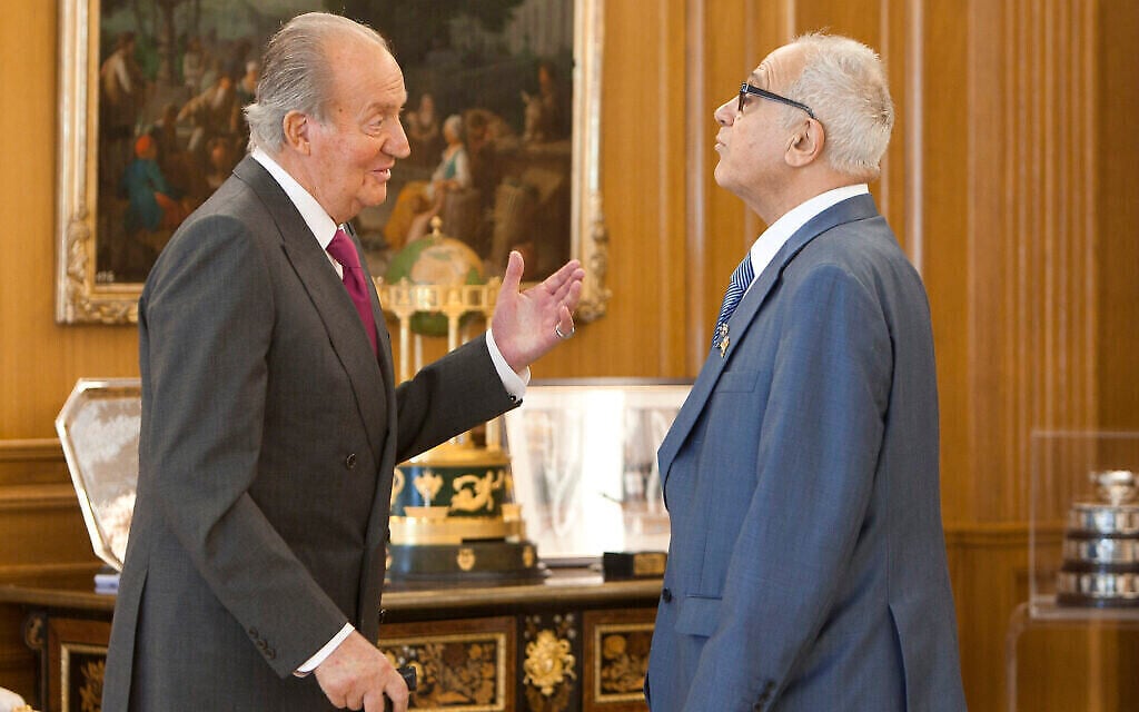 Le roi d'Espagne Juan Carlos, à gauche, s'entretient avec le président de la communauté sépharade de Jérusalem, Abraham Haim, avant une réunion au palais de la Zarzuela à Madrid, en Espagne, le 13 mars 2014. (AP Photo / Abraham Caro Marin)