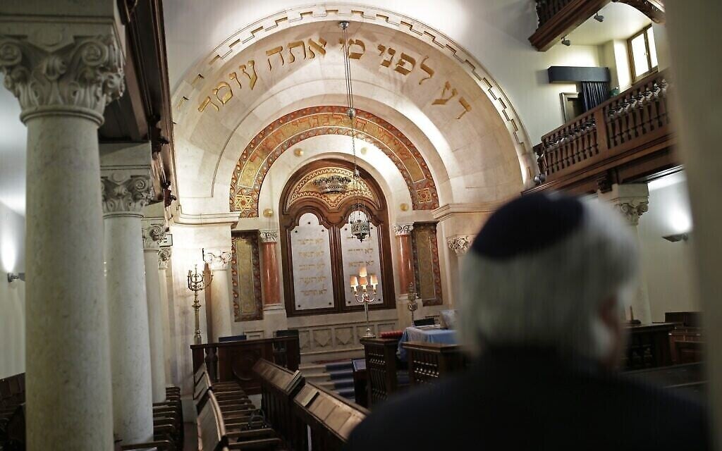 Jose Oulman Bensaude Carp, président de la communauté juive de Lisbonne, attend d'être interviewé par l'Associated Press dans la principale synagogue juive de Lisbonne, le 28 janvier 2015. (AP Photo / Francisco Seco)