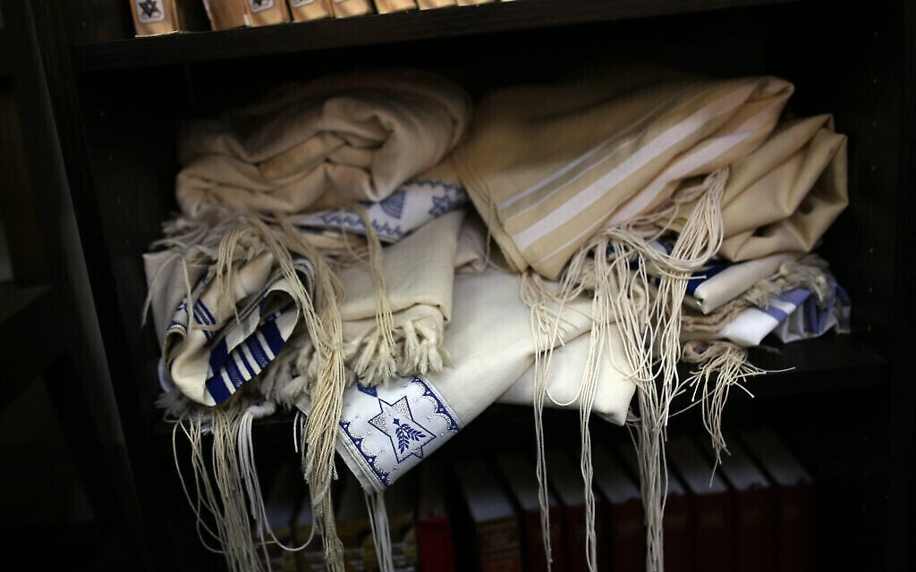 Des châles de prière juifs sont entreposés sur une étagère à l'entrée de la synagogue de Lisbonne, le 5 mai 2015. (Crédit : Francisco Seco /AP Photo)