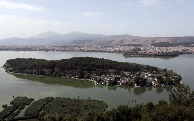 Le lac Pavmotis, avec l'île et la ville d'Ioannina, dans le nord-ouest de la Grèce, le 22 août 2014. (Crédit : AP Photo/Thanassis Stavrakis)